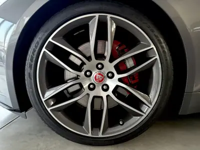 Jaguar F-Type 2018 - 46000 EUR, 64300 km - AUTO.MOTO.pt - 64300km - foto 30 de 135