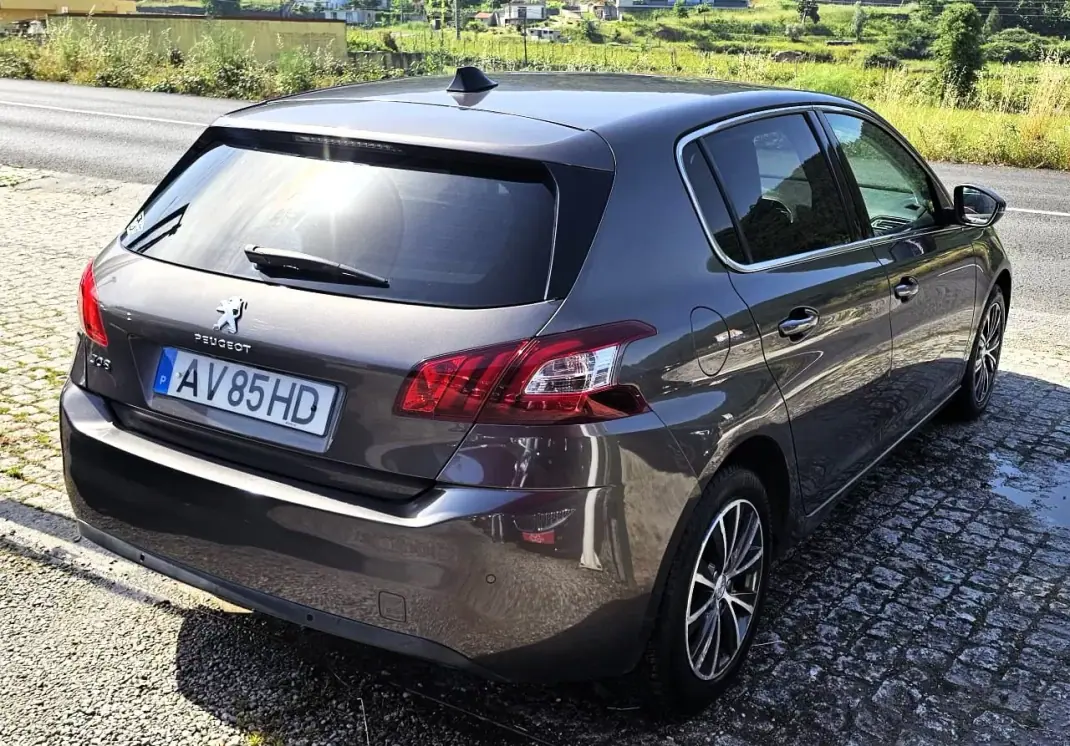Peugeot 308 2015 - 9500 EUR, 180000 km - AUTO.MOTO.pt - 180000km - foto 2 de 20