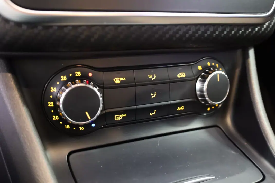 Mercedes-Benz A 200 2015 - 20950 EUR, 54047 km - AUTO.MOTO.pt - 54047km - foto 28 de 32