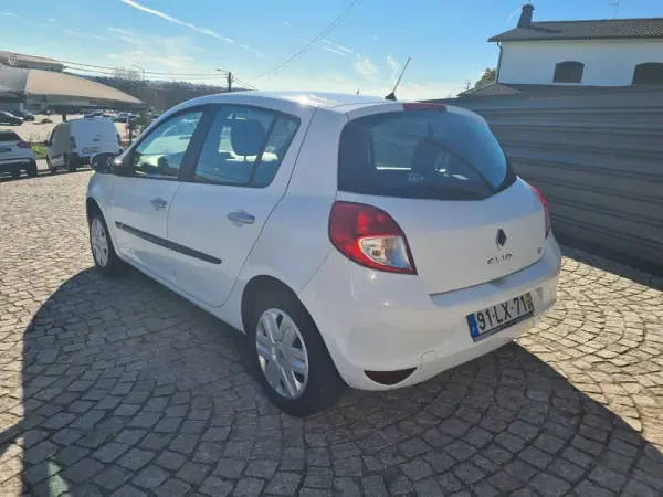Renault Clio 2011 - 6950 EUR, 249000 km - AUTO.MOTO.pt - 249000km - foto 4 de 10