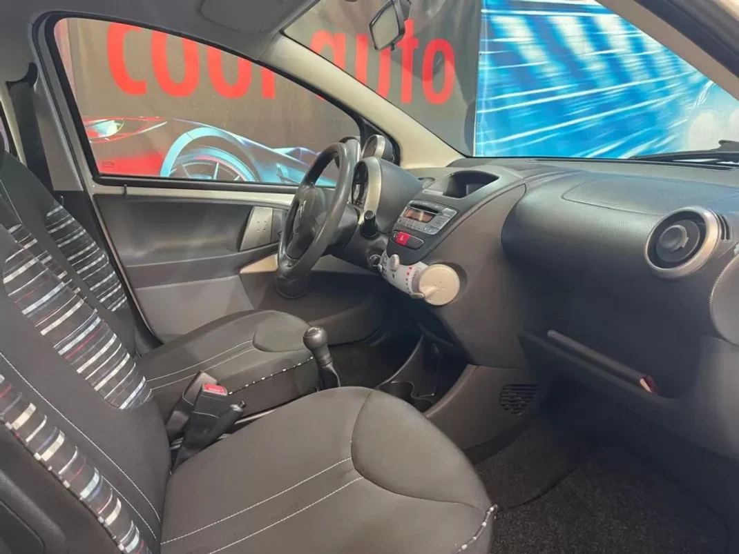 Citroën C1 2014 - 6750 EUR, 105000 km - AUTO.MOTO.pt - 105000km - foto 25 de 32