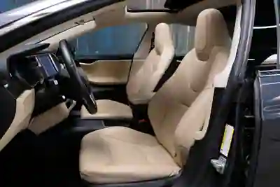 Tesla Model S 2015 - 27900 EUR, 126000 km - AUTO.MOTO.pt - 126000km - foto 6 de 10