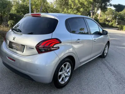 Peugeot 208 2016 - 8999 EUR, 44000 km - AUTO.MOTO.pt - 44000km - foto 9 de 18