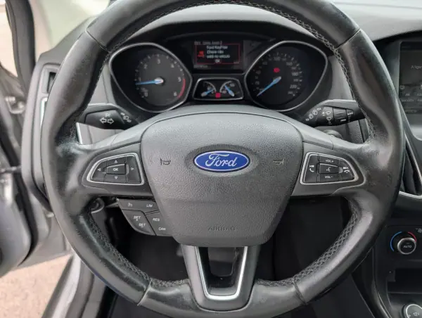 Ford Focus SW 2015 - 8500 EUR, 231741 km - AUTO.MOTO.pt - 231741km - foto 16 de 21