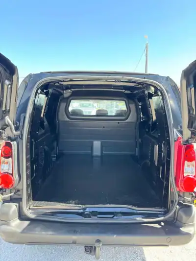 Peugeot Partner 2012 - 7750 EUR, 219000 km - AUTO.MOTO.pt - 219000km - foto 6 de 7