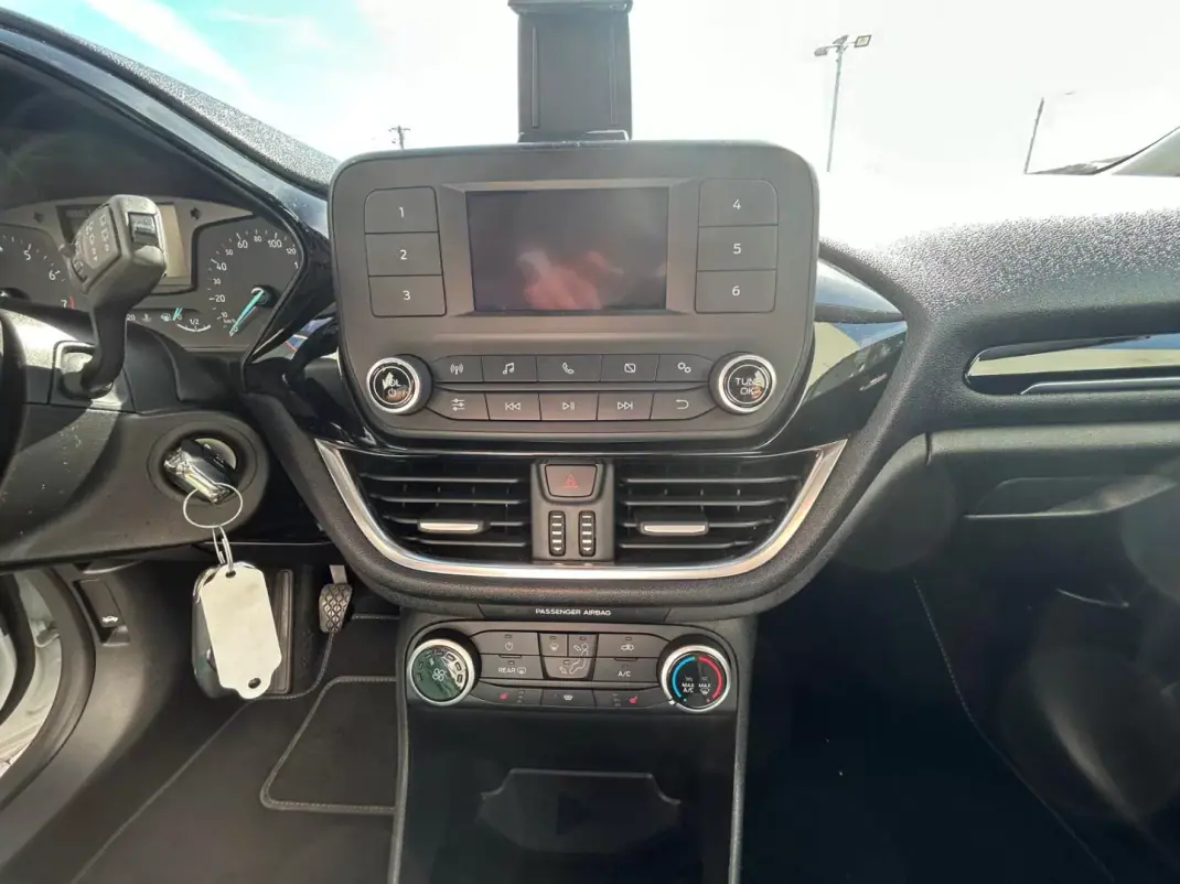 Ford Fiesta 2018 - 13500 EUR, 60152 km - AUTO.MOTO.pt - 60152km - foto 14 de 22