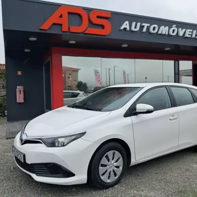 Toyota Auris 2015 - 7450 EUR, 338000 km - AUTO.MOTO.pt - 338000km - foto 3 de 12