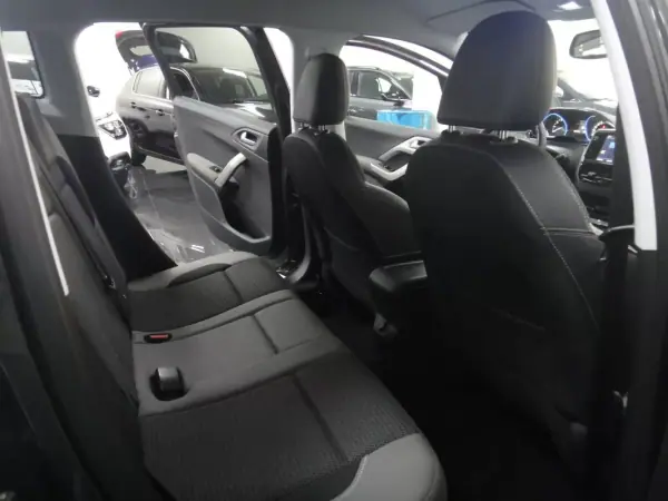 Peugeot 2008 2018 - 10250 EUR, 109000 km - AUTO.MOTO.pt - 109000km - foto 15 de 21