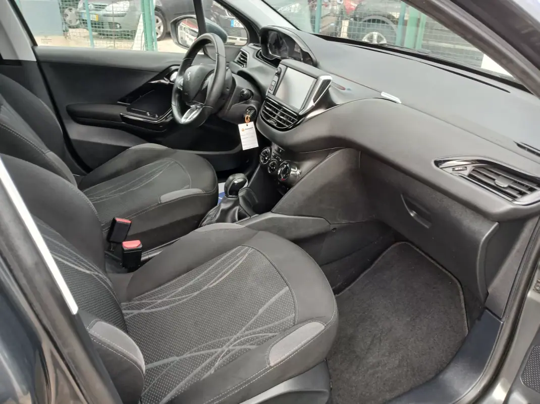 Peugeot 208 2015 - 7450 EUR, 116512 km - AUTO.MOTO.pt - 116512km - foto 19 de 23