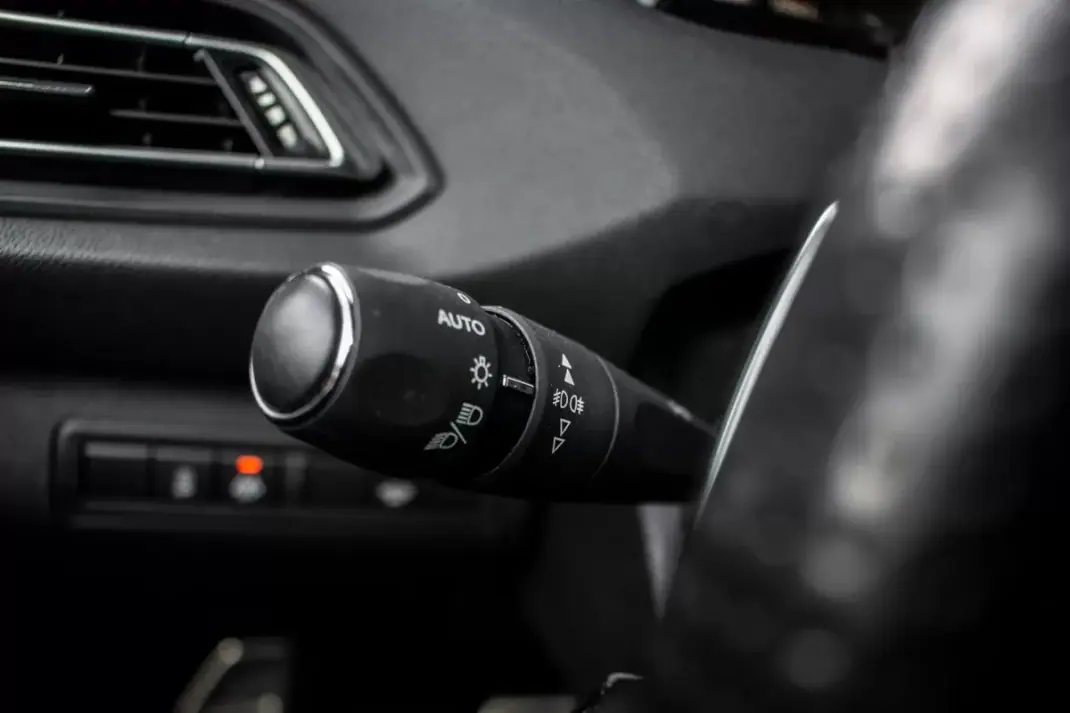 Peugeot 308 2020 - 17990 EUR, 142466 km - AUTO.MOTO.pt - 142466km - foto 17 de 45