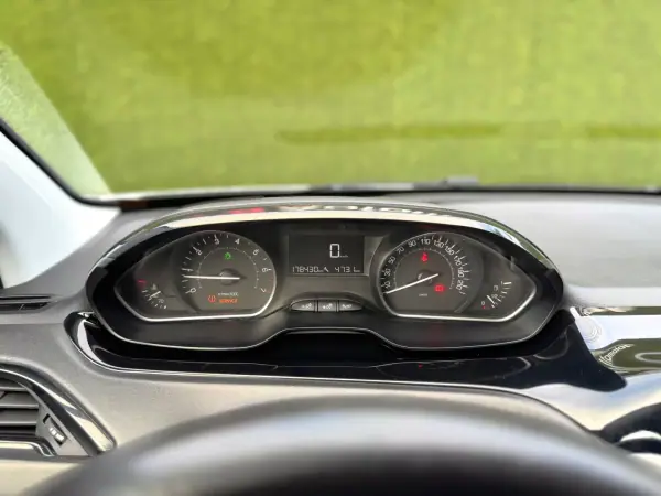 Peugeot 208 2016 - 8900 EUR, 178000 km - AUTO.MOTO.pt - 178000km - foto 17 de 21