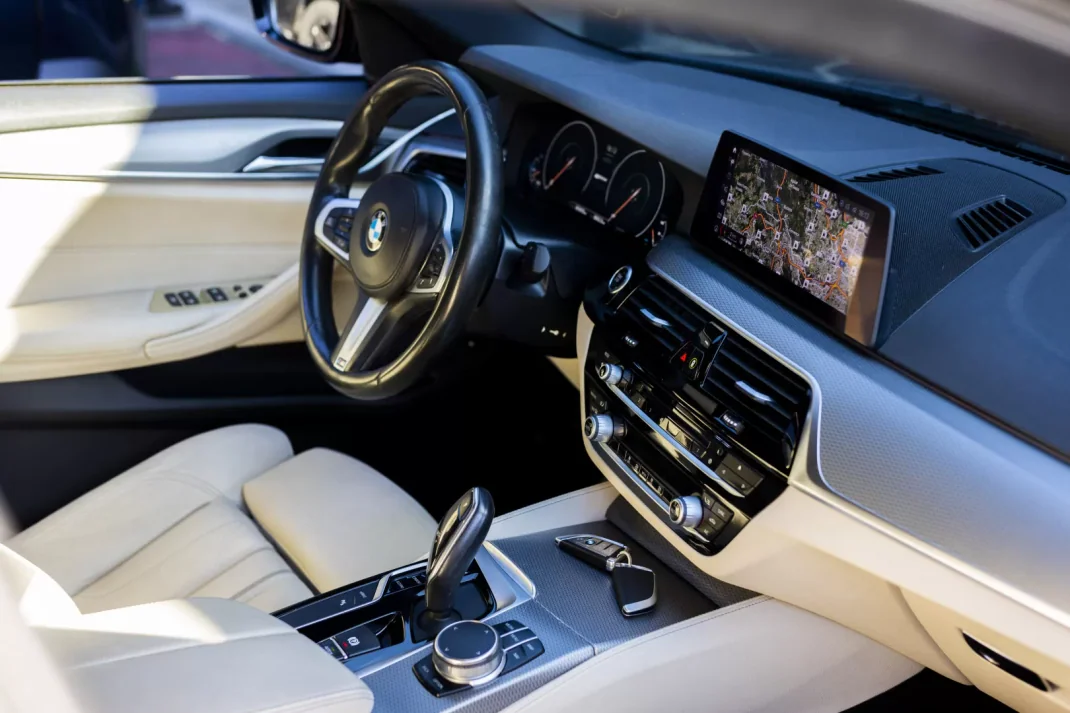 BMW 530e 2019 - 26850 EUR, 181810 km - AUTO.MOTO.pt - 181810km - foto 24 de 47