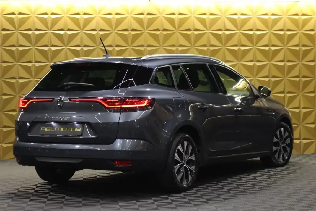 Renault Mégane Sport Tourer 2022 - 16250 EUR, 167000 km - AUTO.MOTO.pt - 167000km - foto 8 de 32