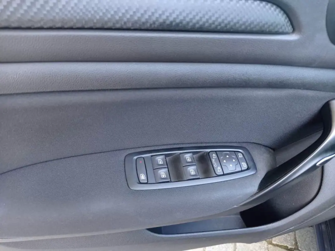 Renault Mégane Sport Tourer 2018 - 10990 EUR, 254300 km - AUTO.MOTO.pt - 254300km - foto 13 de 14