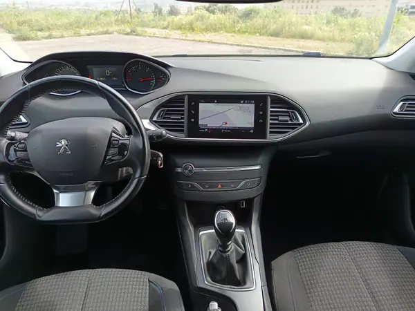 Peugeot 308 2020 - 10250 EUR, 151000 km - AUTO.MOTO.pt - 151000km - foto 11 de 15