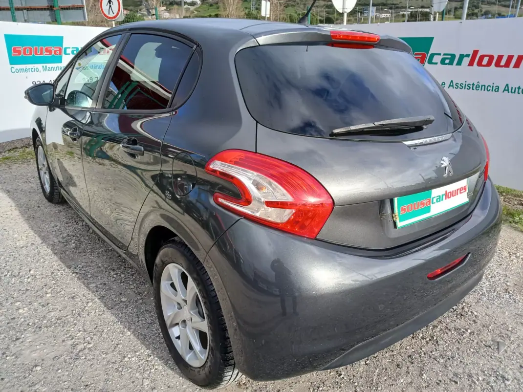 Peugeot 208 2015 - 7450 EUR, 116512 km - AUTO.MOTO.pt - 116512km - foto 10 de 23