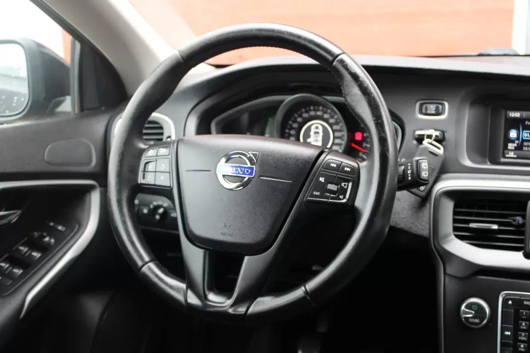 Volvo V40 2016 - 13990 EUR, 143000 km - AUTO.MOTO.pt - 143000km - foto 17 de 24