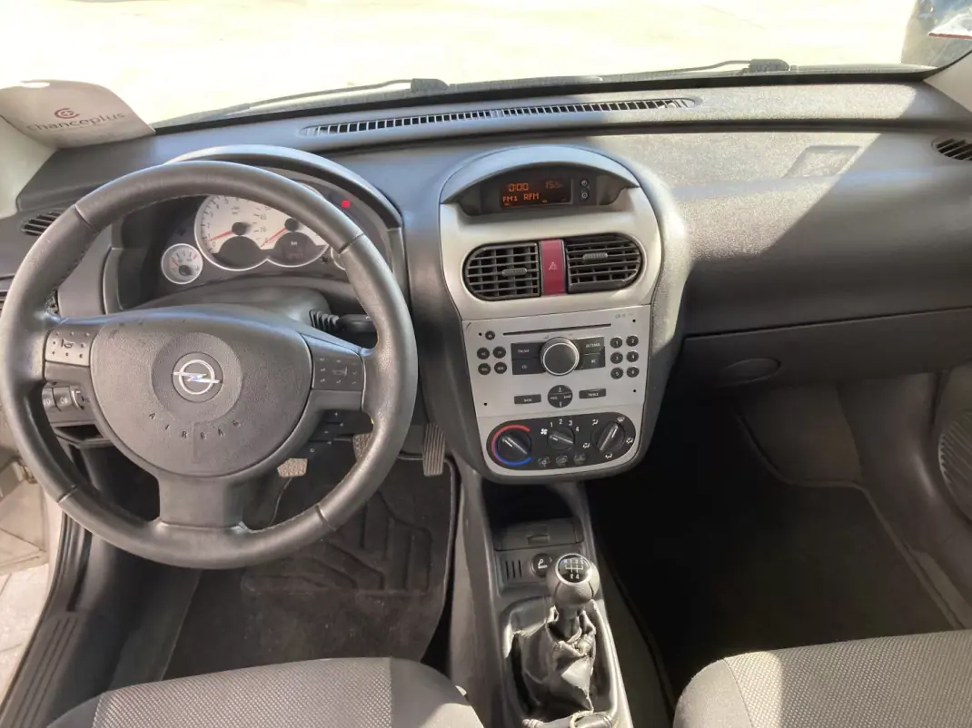 Opel Corsa 2005 - 2750 EUR, 187000 km - AUTO.MOTO.pt - 187000km - foto 9 de 11