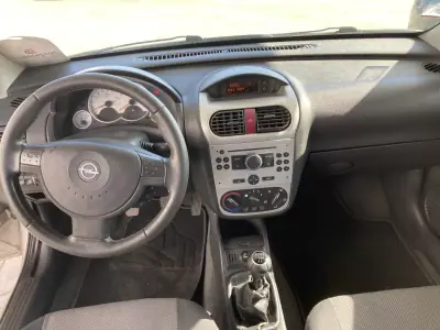 Opel Corsa 2005 - 2750 EUR, 187000 km - AUTO.MOTO.pt - 187000km - foto 9 de 11