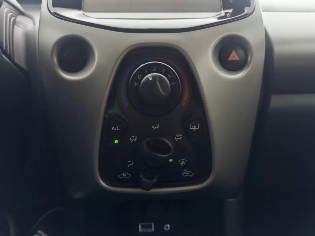 Toyota Aygo 2018 - 9990 EUR, 90000 km - AUTO.MOTO.pt - 90000km - foto 19 de 28