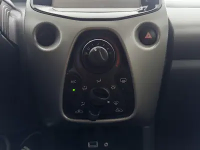 Toyota Aygo 2018 - 9990 EUR, 90000 km - AUTO.MOTO.pt - 90000km - foto 19 de 28