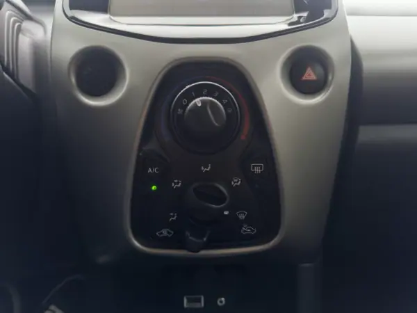Toyota Aygo 2018 - 9990 EUR, 90000 km - AUTO.MOTO.pt - 90000km - foto 19 de 28