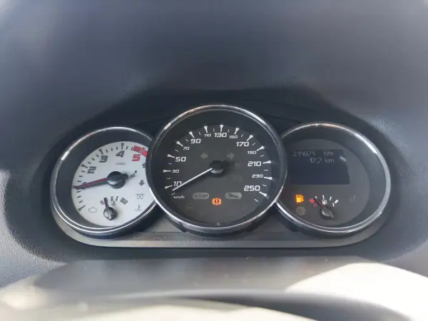 Renault Mégane Sport Tourer 2011 - 8990 EUR, 214000 km - AUTO.MOTO.pt - 214000km - foto 22 de 38