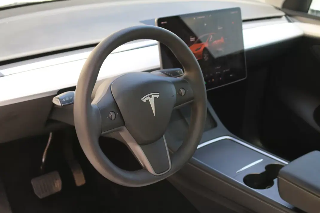 Tesla Model Y 2022 - 34490 EUR, 74000 km - AUTO.MOTO.pt - 74000km - foto 5 de 9