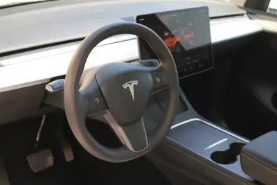 Tesla Model Y 2022 - 34490 EUR, 74000 km - AUTO.MOTO.pt - 74000km - foto 5 de 9
