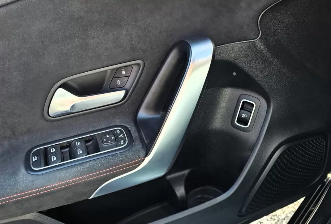 Mercedes-Benz A 180 Limousine 2019 - 26500 EUR, 154000 km - AUTO.MOTO.pt - 154000km - foto 24 de 31