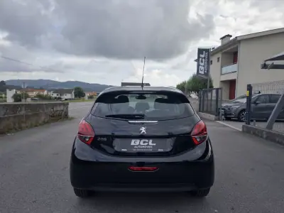 Peugeot 208 2018 - 10990 EUR, 181000 km - AUTO.MOTO.pt - 181000km - foto 7 de 38