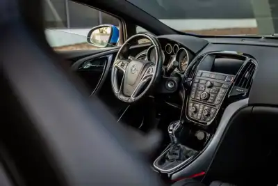 Opel Astra GTC 2013 - 23500 EUR, 109000 km - AUTO.MOTO.pt - 109000km - foto 38 de 47