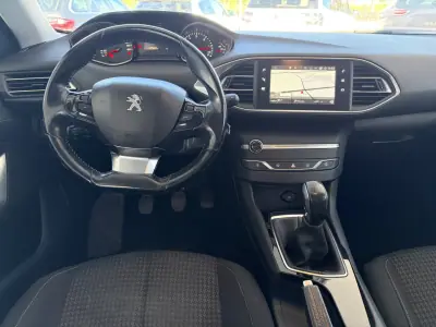 Peugeot 308 2017 - 10990 EUR, 143560 km - AUTO.MOTO.pt - 143560km - foto 10 de 14