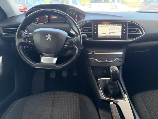 Peugeot 308 2017 - 10990 EUR, 143560 km - AUTO.MOTO.pt - 143560km - foto 10 de 14