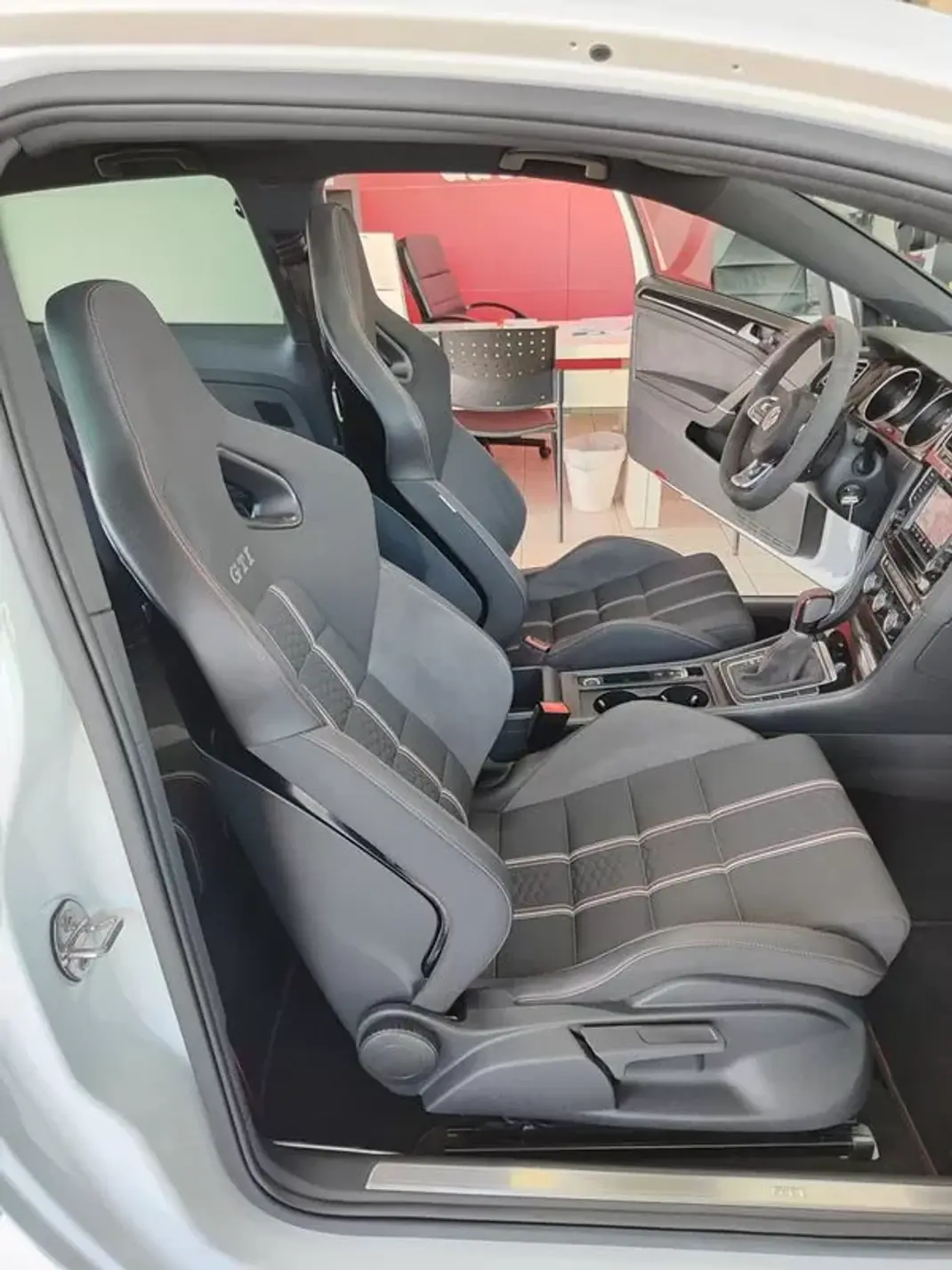 Volkswagen Golf 2017 - 30750 EUR, 76500 km - AUTO.MOTO.pt - 76500km - foto 18 de 35