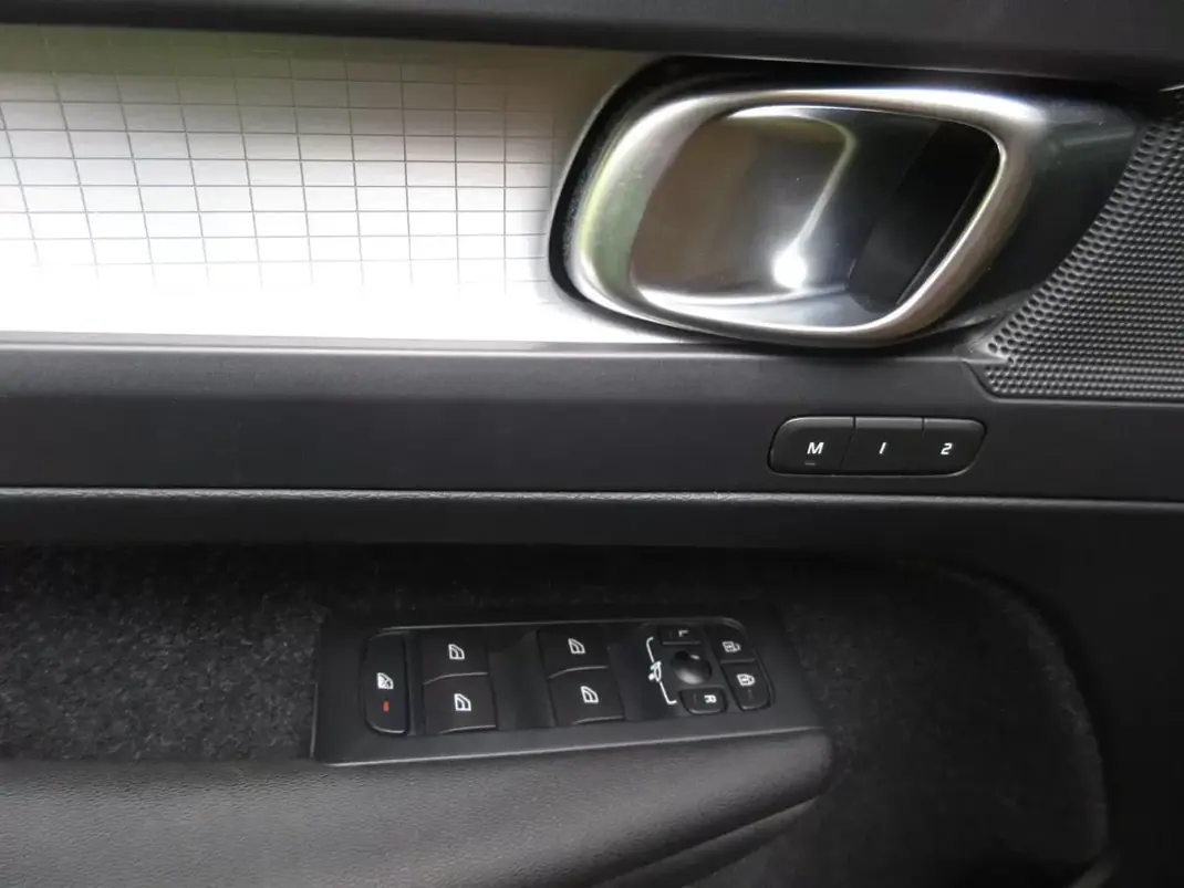 Volvo XC 40 2019 - 29490 EUR, 70000 km - AUTO.MOTO.pt - 70000km - foto 33 de 60