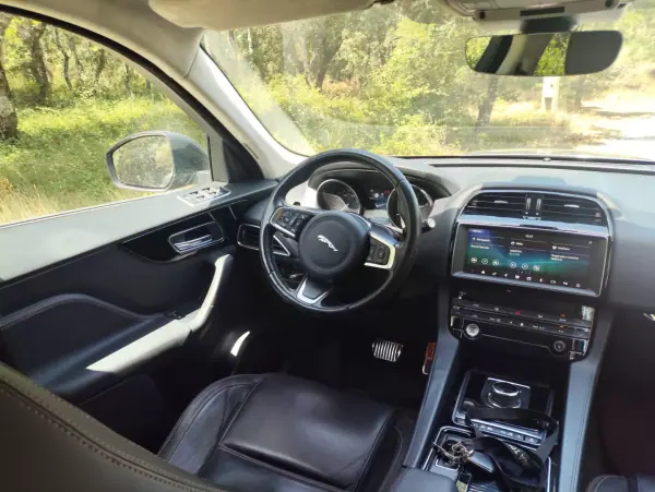 Jaguar F-Pace 2018 - 20900 EUR, 226300 km - AUTO.MOTO.pt - 226300km - foto 19 de 24
