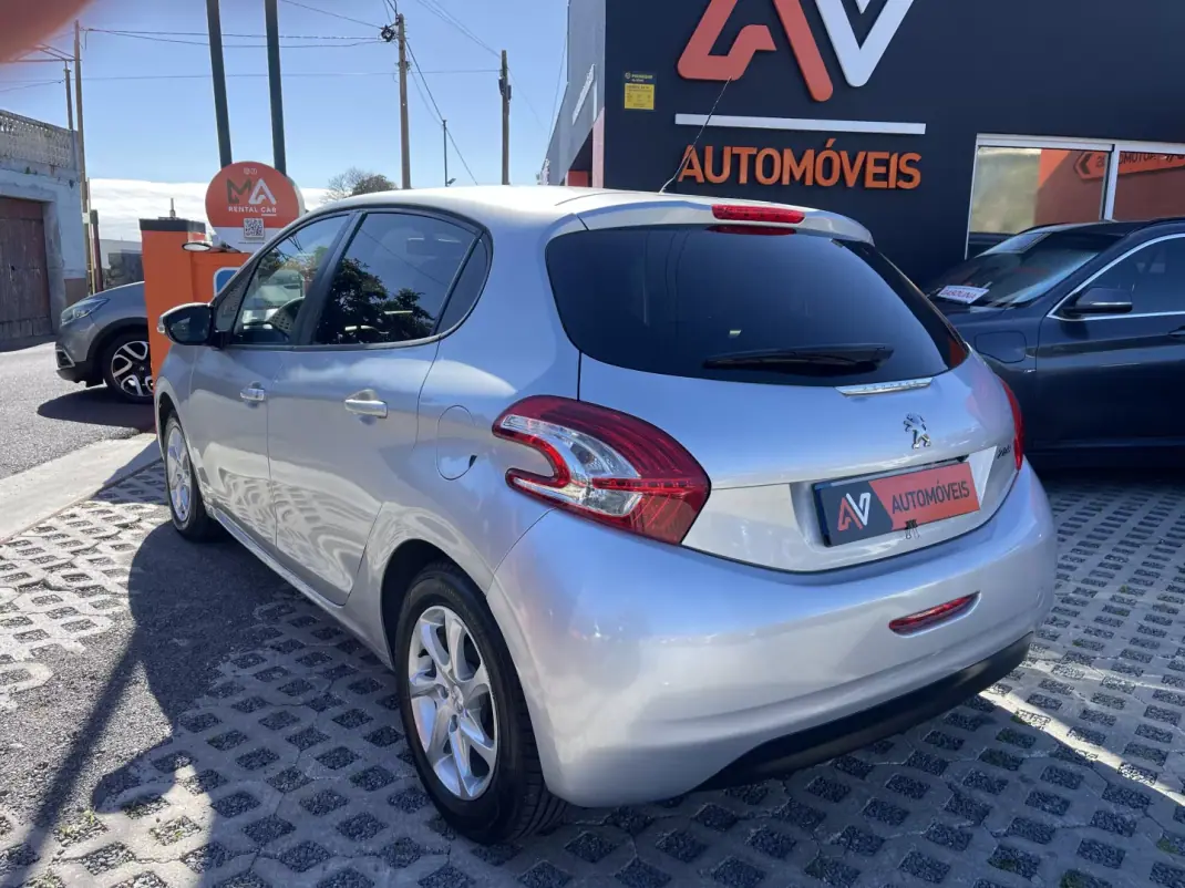 Peugeot 208 2014 - 11950 EUR, 143371 km - AUTO.MOTO.pt - 143371km - foto 5 de 12