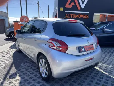 Peugeot 208 2014 - 11950 EUR, 143371 km - AUTO.MOTO.pt - 143371km - foto 5 de 12