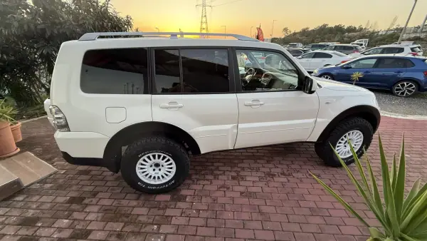 Mitsubishi Pajero 2010 - 29990 EUR, 215000 km - AUTO.MOTO.pt - 215000km - foto 21 de 38