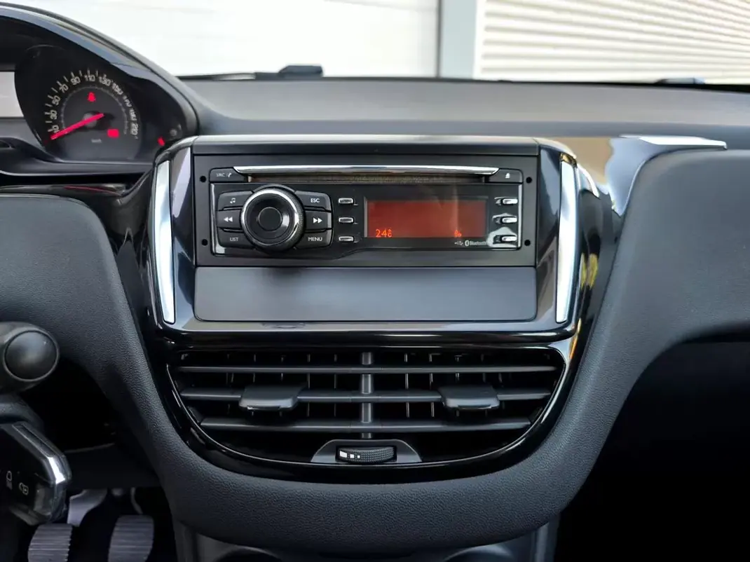 Peugeot 208 2012 - 7500 EUR, 137000 km - AUTO.MOTO.pt - 137000km - foto 14 de 25