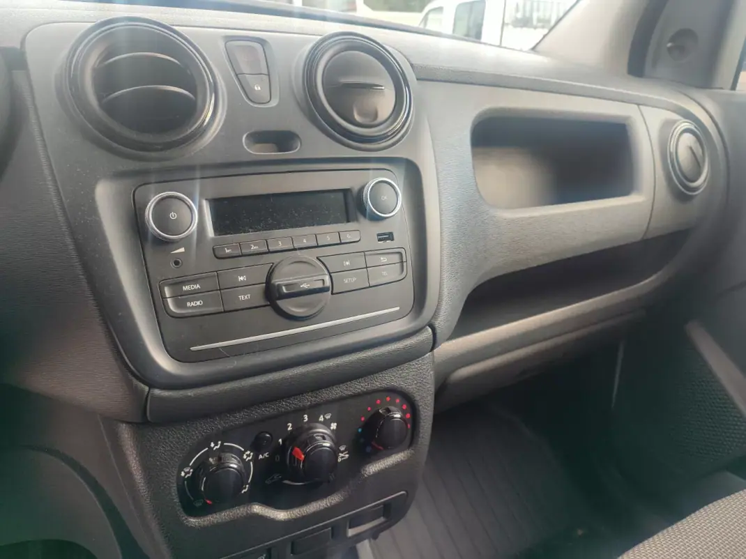 Dacia Dokker 2020 - 10900 EUR, 61000 km - AUTO.MOTO.pt - 61000km - foto 9 de 20