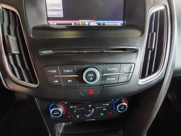 Ford Focus 2015 - 20500 EUR, 125550 km - AUTO.MOTO.pt - 125550km - foto 32 de 40