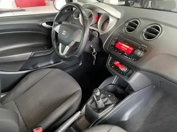 SEAT Ibiza 2011 - 7490 EUR, 134000 km - AUTO.MOTO.pt - 134000km - foto 19 de 34