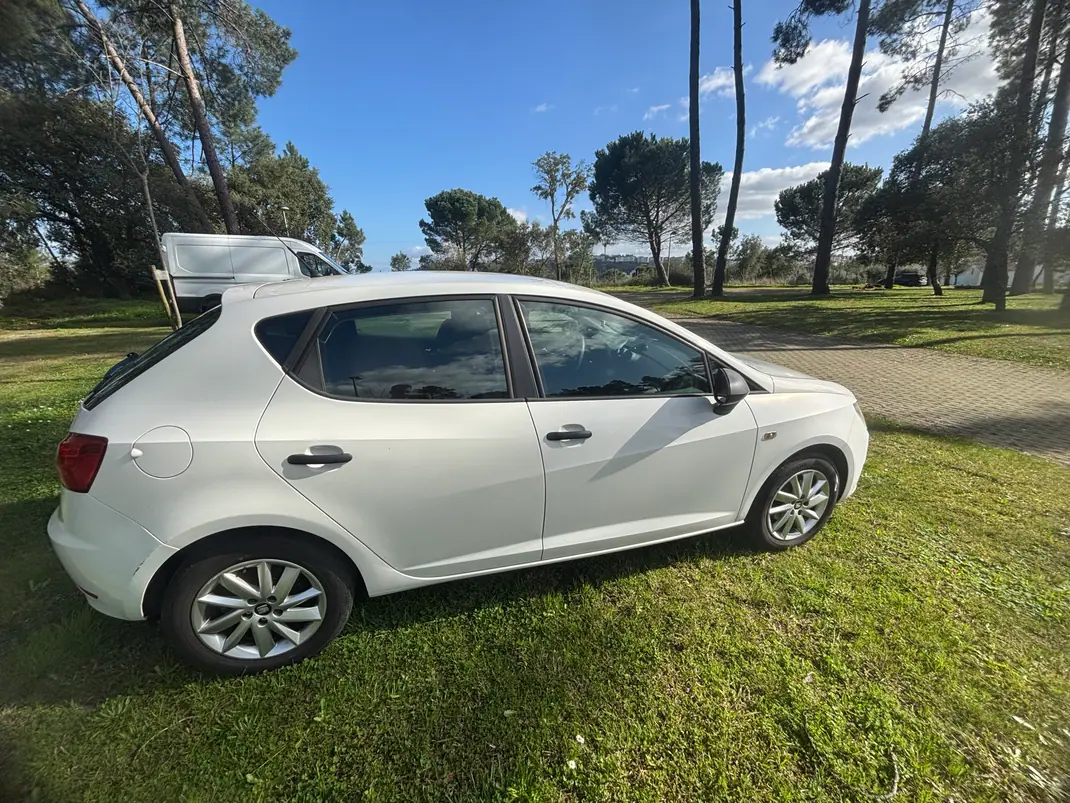 SEAT Ibiza 2016 - 10500 EUR, 104000 km - AUTO.MOTO.pt - 104000km - foto 7 de 9