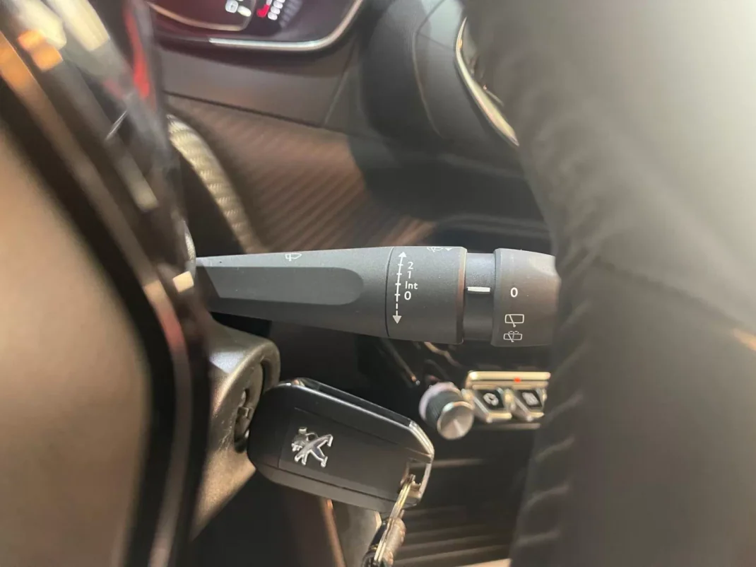 Peugeot 208 2023 - 14900 EUR, 44000 km - AUTO.MOTO.pt - 44000km - foto 46 de 47