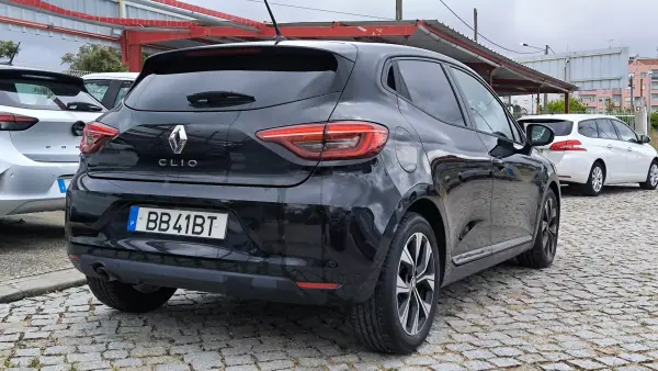 Renault Clio 2023 - 15450 EUR, 71465 km - AUTO.MOTO.pt - 71465km - foto 4 de 9