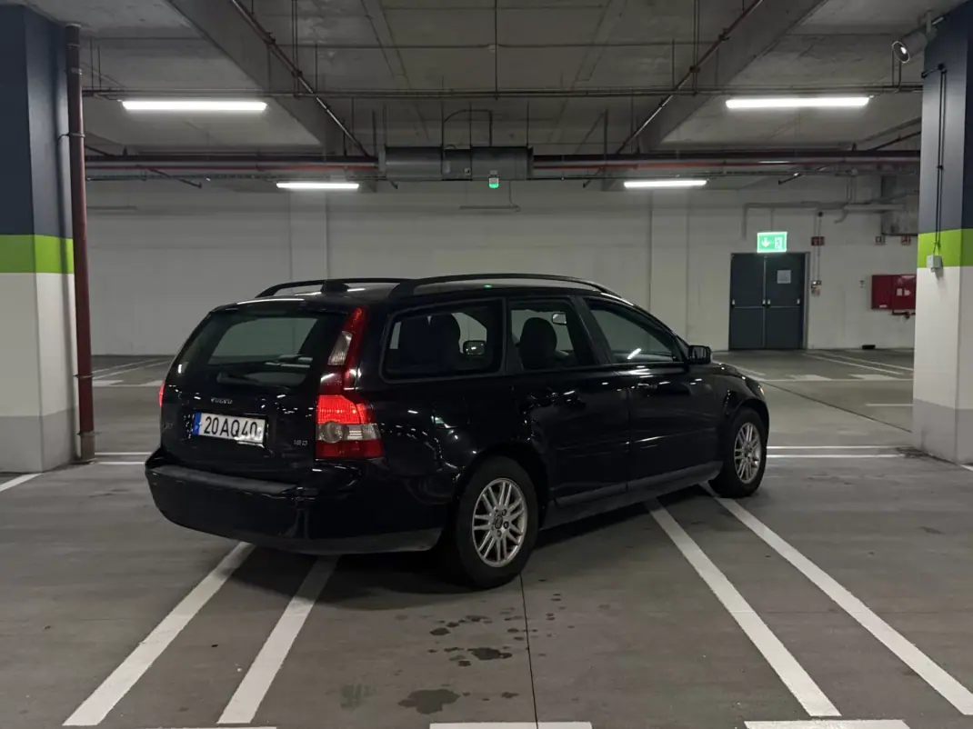 Volvo V50 2005 - 3500 EUR, 379000 km - AUTO.MOTO.pt - 379000km - foto 4 de 10