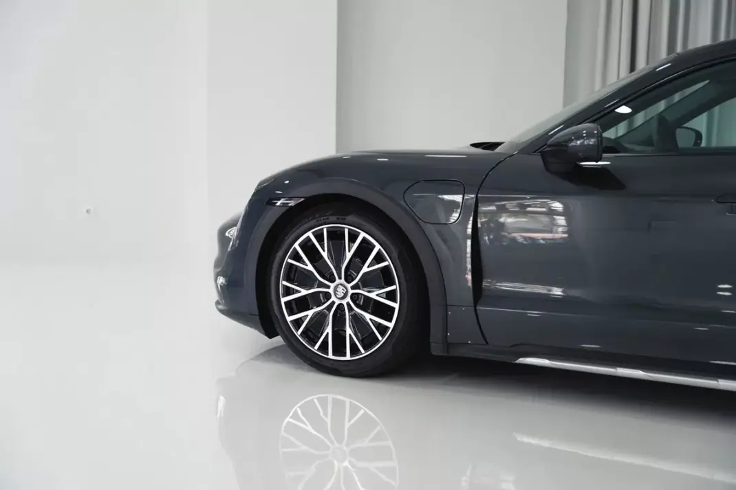 Porsche Taycan Cross Turismo 2022 - 63950 EUR, 45941 km - 45941km - foto 11 de 52