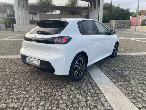 Peugeot 208 2023 - 15500 EUR, 53000 km - AUTO.MOTO.pt - 53000km - foto 3 de 11